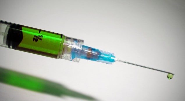 AstraZeneca: geen verhoogd risico op stollingsproblemen bij coronavaccinatie