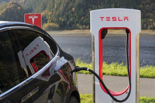Tesla in de Politieke Blender: Wat Beleggers Nu Moeten Weten