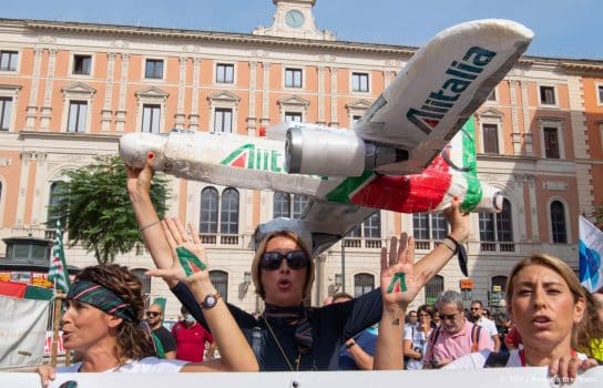 Protest door stakende werknemers luchtvaartmaatschappij Alitalia