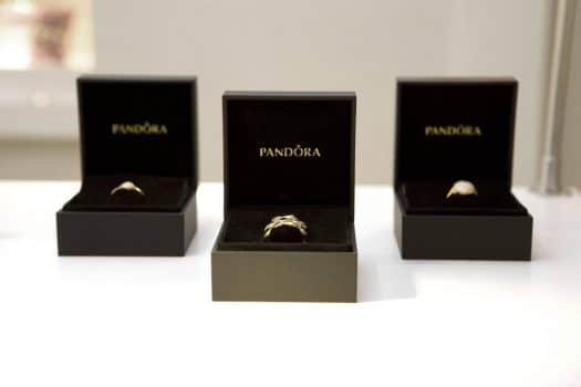 Pandora verkoopt ondanks winkelsluitingen veel meer sieraden
