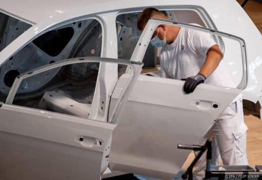 Onderzoeksbureau verlaagt verwachting voor autoproductie fors