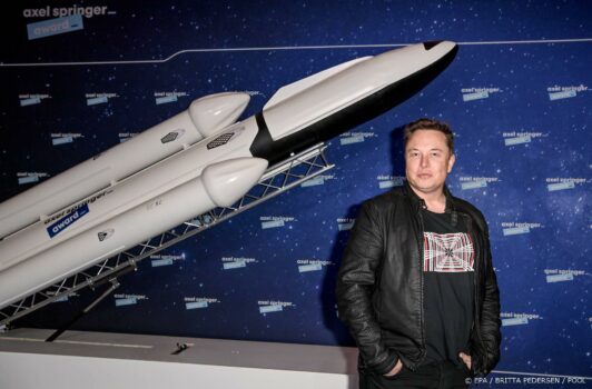 Elon Musk ziet eerste ruimtevlucht SpaceX begin 2022
