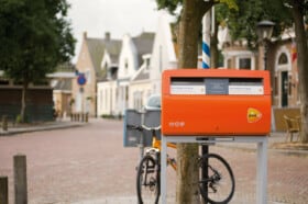 PostNL verlaagt outlook