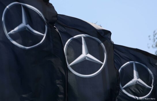 Mercedes-Benz en moederbedrijf Peugeot investeren in accumaker