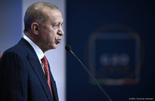 Erdogan roept Turken op spaargeld in lira aan te houden