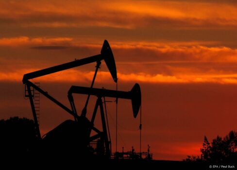 Olieprijzen hard gedaald in november door zorgen over Omikron