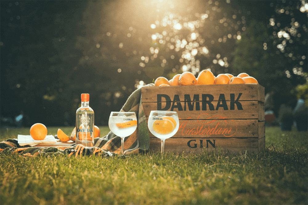 Champagnekurken knallen bij Lucas Bols