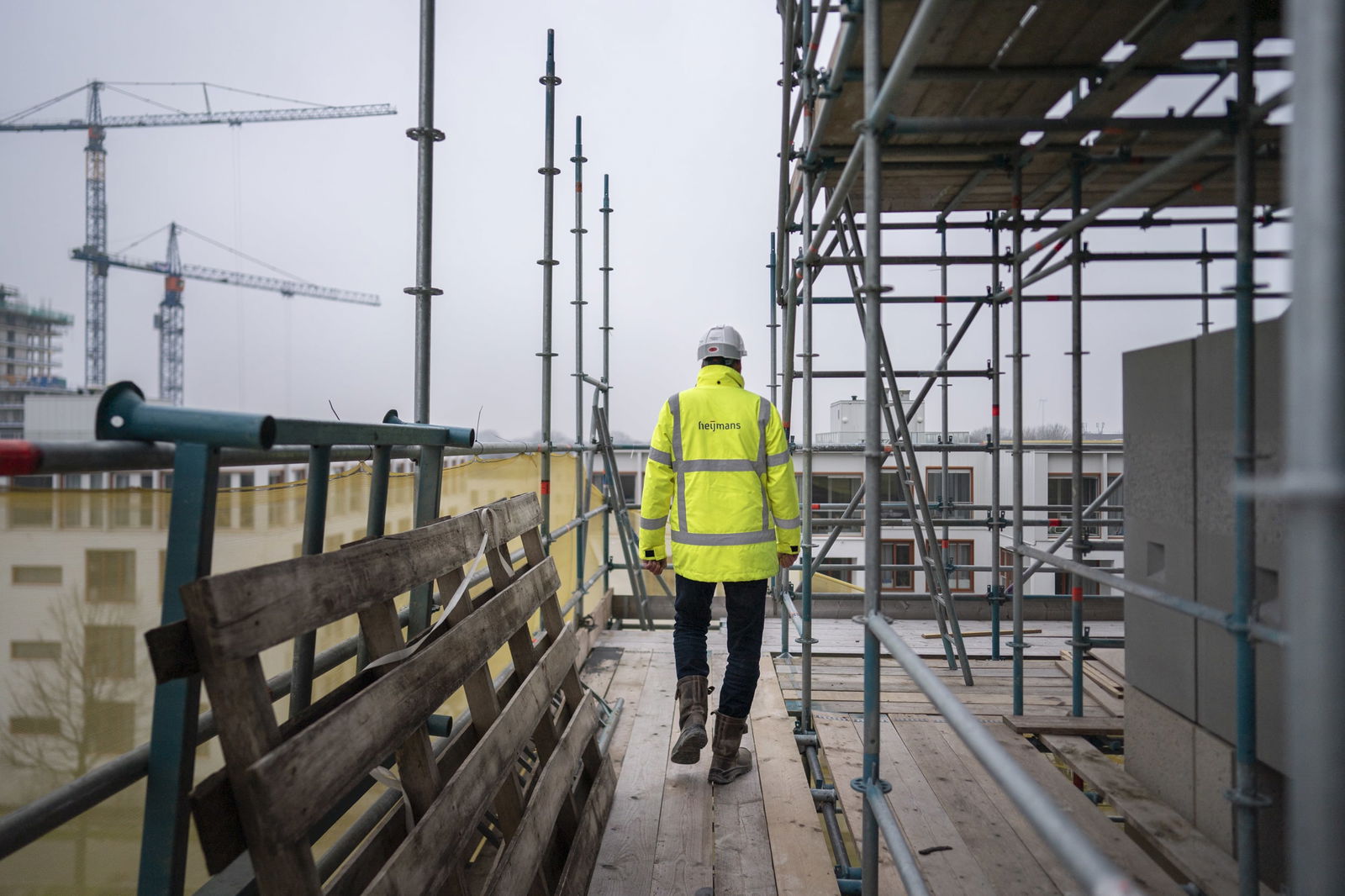 Groene opening Damrak voorzien
